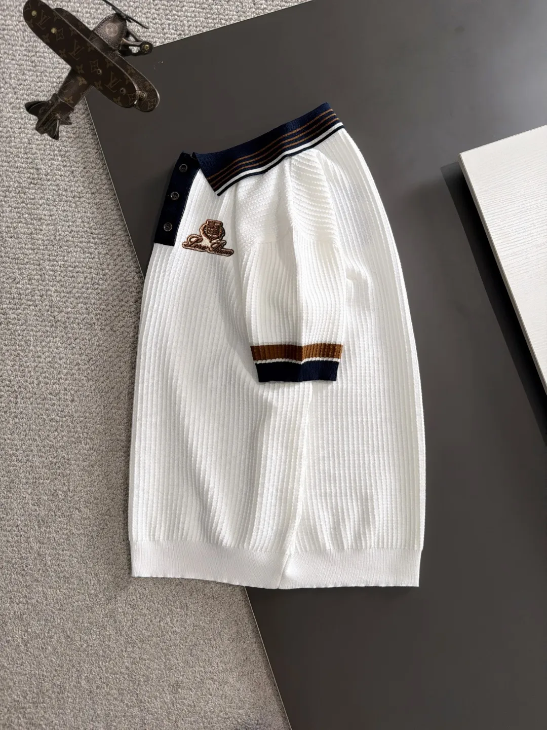 Next day shipment High Quality LP 2036 Summer New Arrival men's short-sleeved T-shirt Made of combed cotton yarn knitted cotton fabric, pure cotton high-weight special yarn, it feels full of weight when weighed, and the upper body is more textured than ordinary T-shirts. This texture can cope with the weather easily and is suitable for both hot and cold! The pattern on the chest adopts three-dimensional embroidery technology, and is perfectly produced stitch by stitch with reference to the original version! Loose fit design, looks noble. Size: M to XXXL